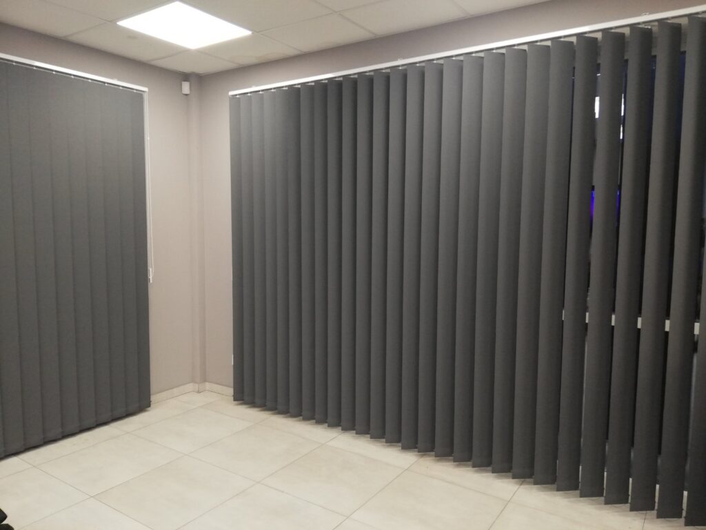 Вертикальніжалюзі чорного кольору в сучасному інтер єрі