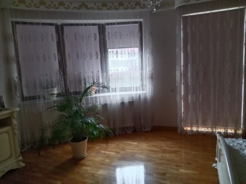 Рулонні щтори в спальню