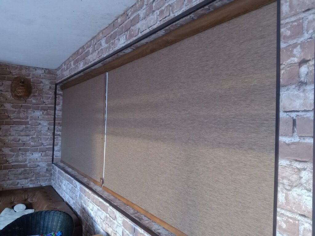 Рулонні штори в коробі золотий дуб